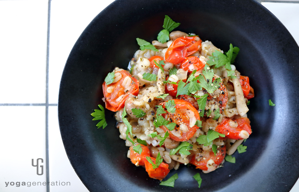 黒い器に盛りつけた押し麦のイタリアン味噌粥