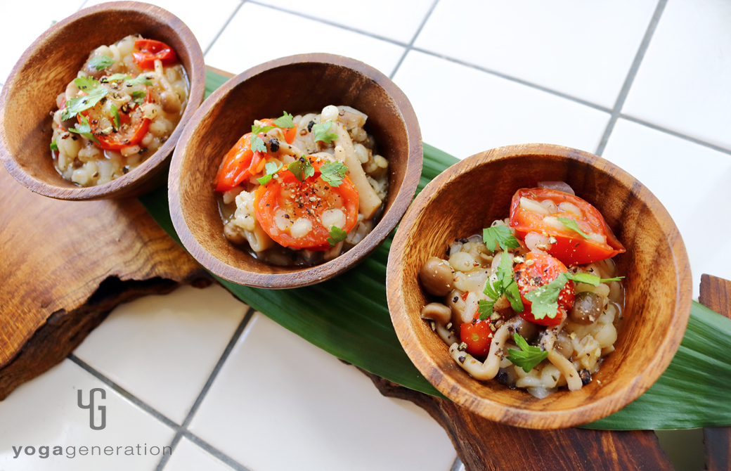 小さな木の器に盛りつけた押し麦のイタリアン味噌粥
