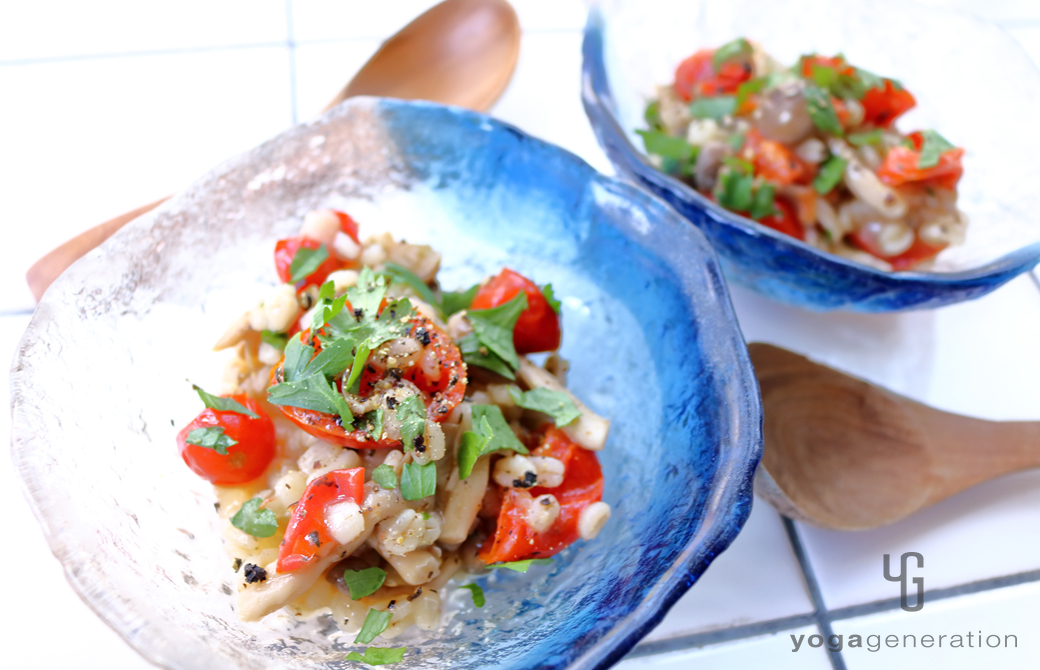 ガラスの器に盛りつけた押し麦のイタリアン味噌粥