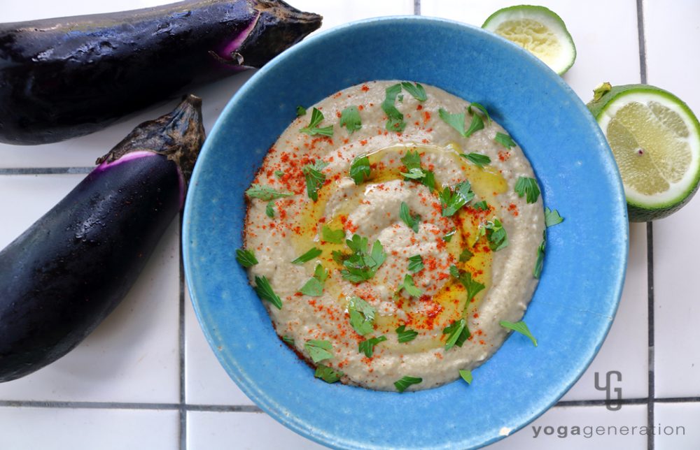 ターコイズの器に盛りつけた白味噌ババガヌーシュ