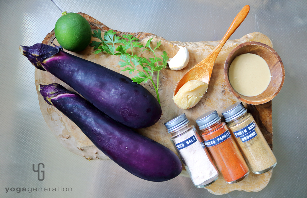 木製カットボードの上のナスや味噌など材料