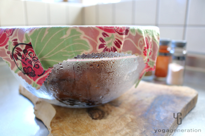 焼けたナスをボウルで蒸らす