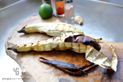 ナスの皮をむく