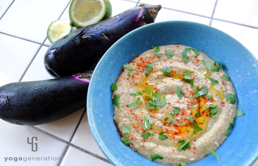 ターコイズの器に盛りつけた白味噌ババガヌーシュ