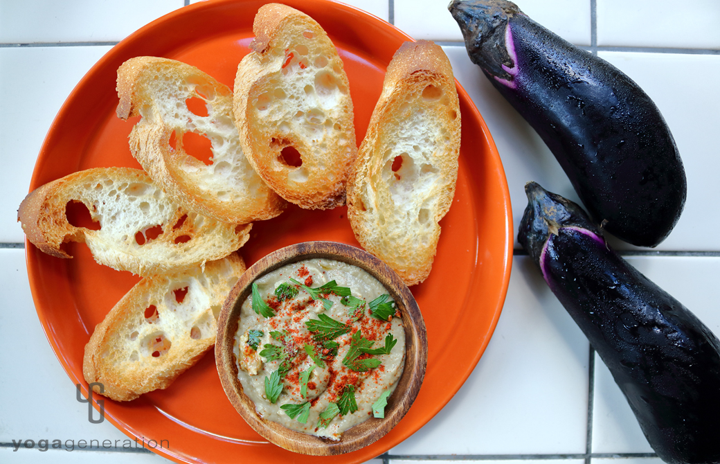 パンと一緒に盛りつけた白味噌ババガヌーシュ