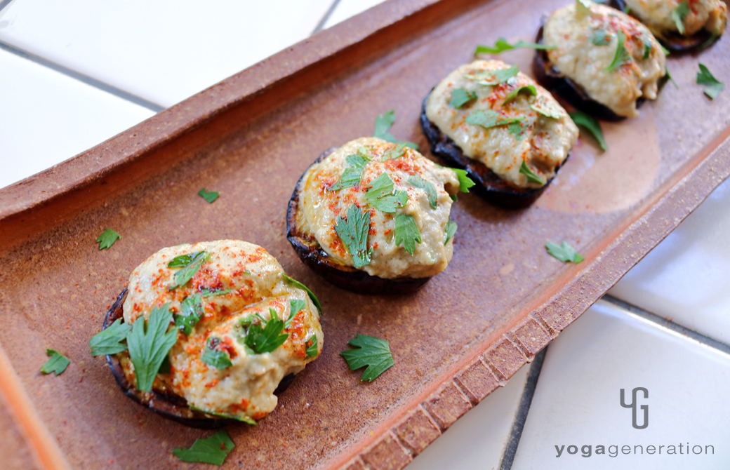 輪切りにしたナスに添えた白味噌ババガヌーシュ