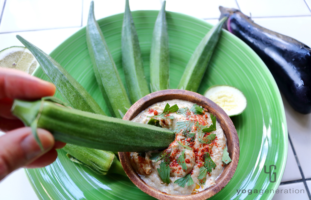 オクラに添えた白味噌ババガヌーシュ