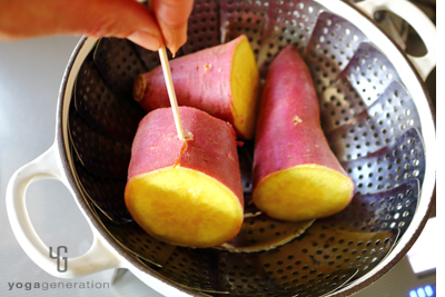 サツマイモを蒸してマッシュする