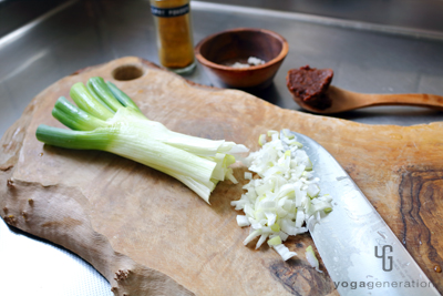 長ネギをみじん切りしているところ
