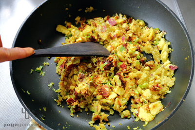 材料をスパイスと炒めていく