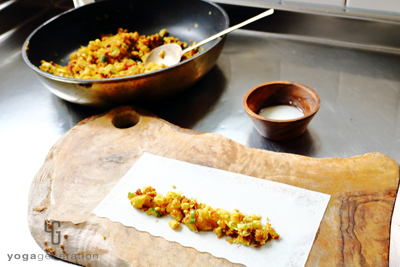 春巻きの皮で巻いていく