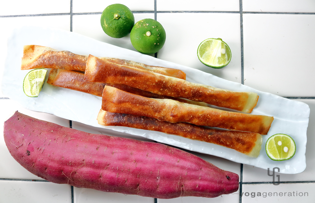 白い皿に盛りつけたサツマイモ味噌スティック