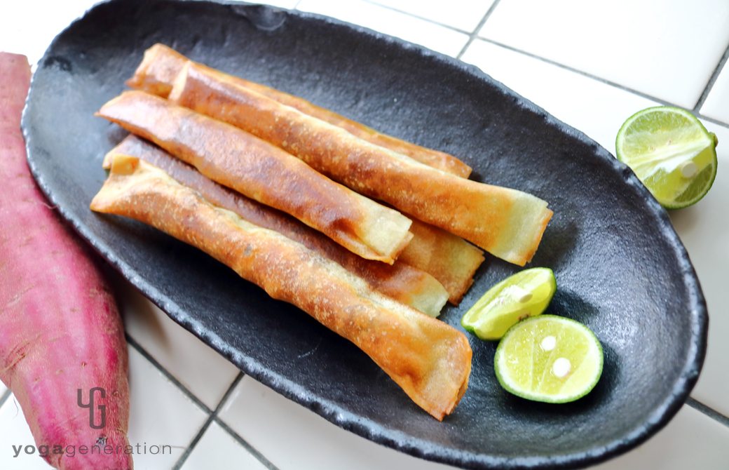 黒い皿に盛りつけたサツマイモ味噌スティック
