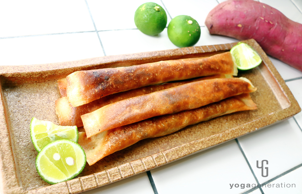 茶色い皿に盛りつけたサツマイモ味噌スティック