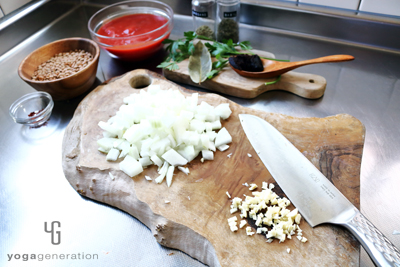 玉ねぎとニンニクをみじん切りにする