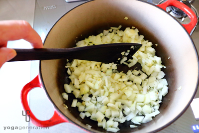 オイルで玉ねぎとニンニクを炒める