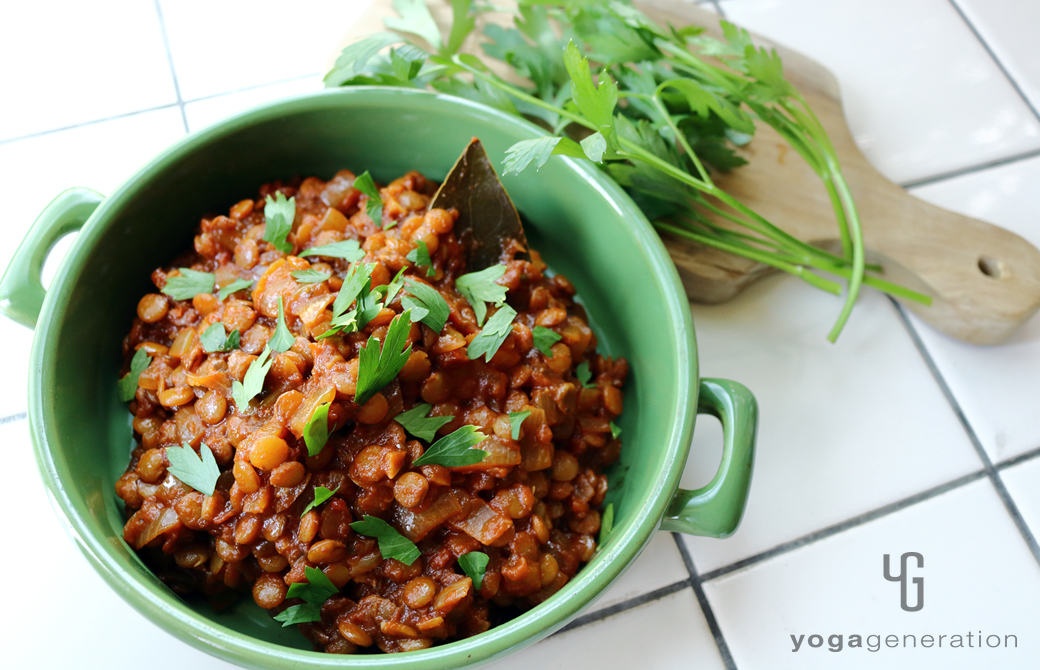 緑の器に盛りつけた豆味噌でお豆トマト煮込み