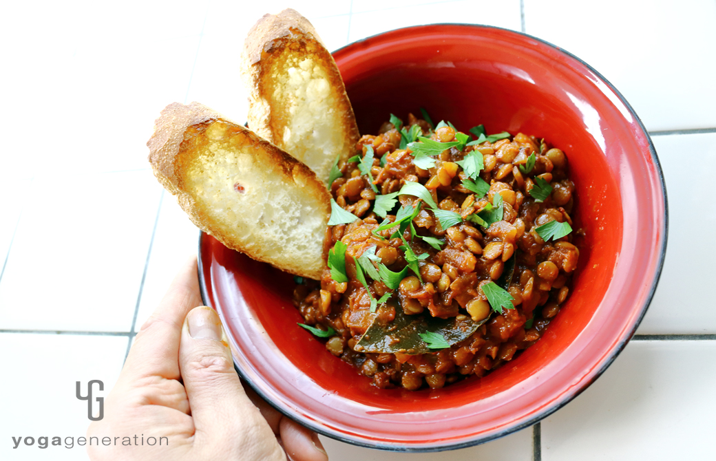 赤い器に盛りつけた豆味噌でお豆トマト煮込み