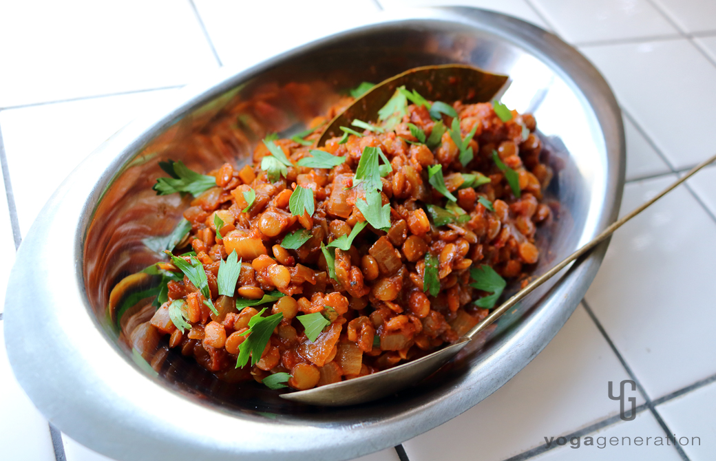 シルバーの器に盛りつけた豆味噌でお豆トマト煮込み