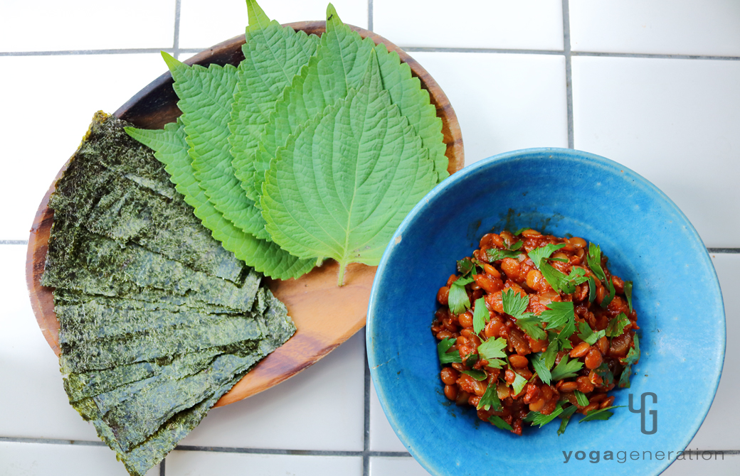 海苔や大葉を添えた豆味噌でお豆トマト煮込み