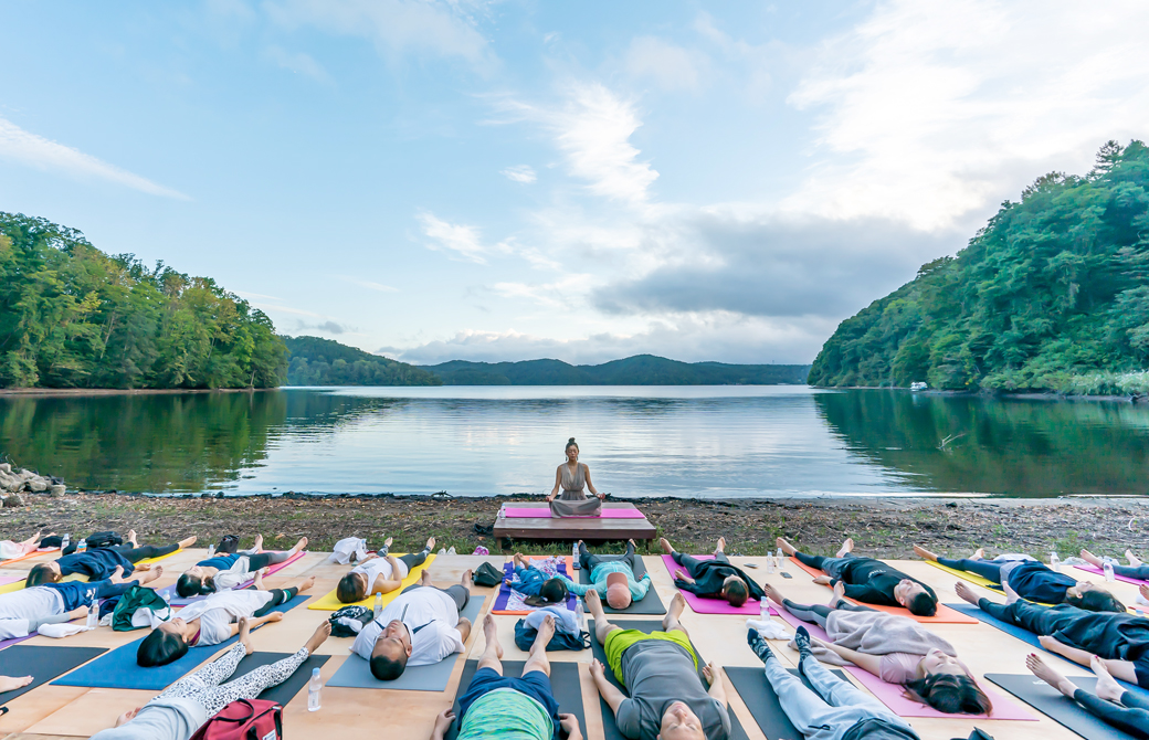 松本莉緒さんによる野尻湖ホテルエルボスコでのサンセットヨガ