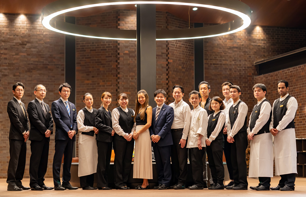 松本莉緒さんと野尻湖ホテルエルボスコのスタッフ