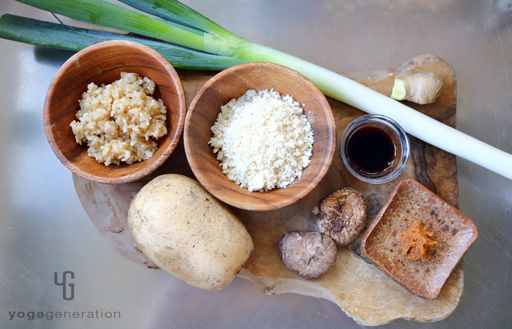 木製カットボードの上のレンコンやおからなどの材料