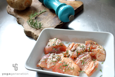 鶏肉に下味をなじませているところ