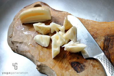 レンコンを一口大に切る