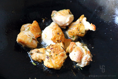 鶏肉を中強火でこんがり焼く