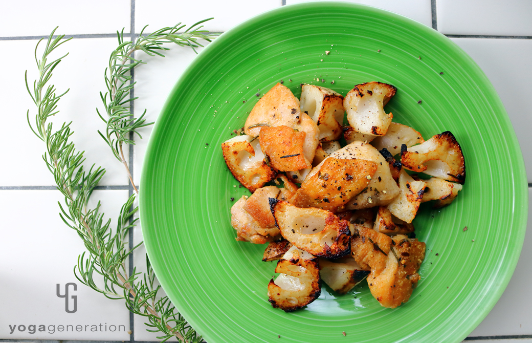 鮮やかなグリーンの器に盛りつけたローズマリー香る鶏肉とレンコンのガーリック炒め
