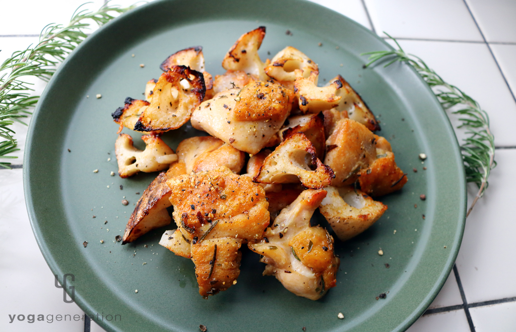 モスグリーンの器に盛りつけたローズマリー香る鶏肉とレンコンのガーリック炒め