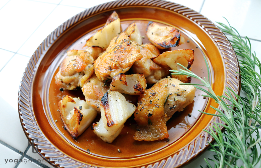 ブラウンの器に盛りつけたローズマリー香る鶏肉とレンコンのガーリック炒め