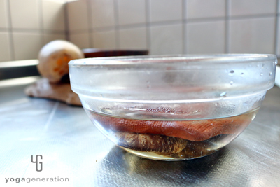 干し椎茸を水で戻す