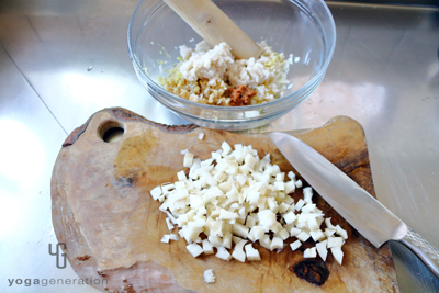 みじん切りにした材料を混ぜて団子の準備をする