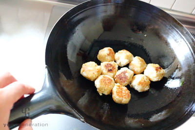 オイルをひいたフライパンでレンコン団子に焼き色をつける