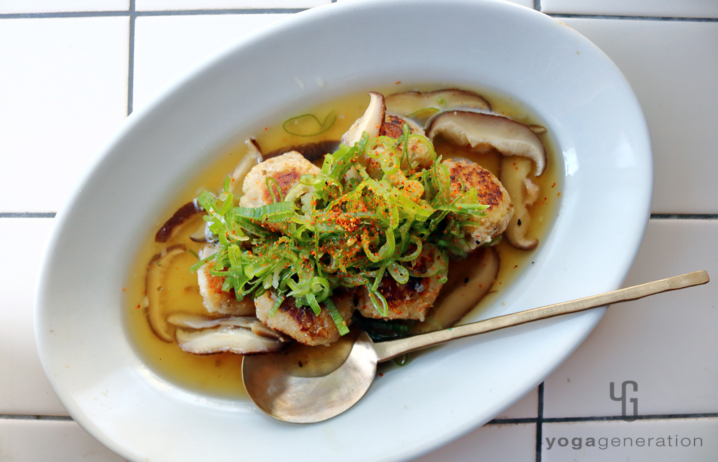 白い器に盛りつけたおからレンコン団子で滋味スープ