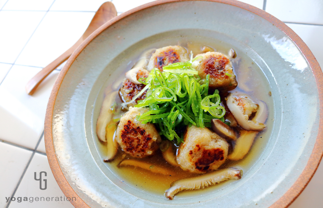 グレーの器に盛りつけたおからレンコン団子で滋味スープ