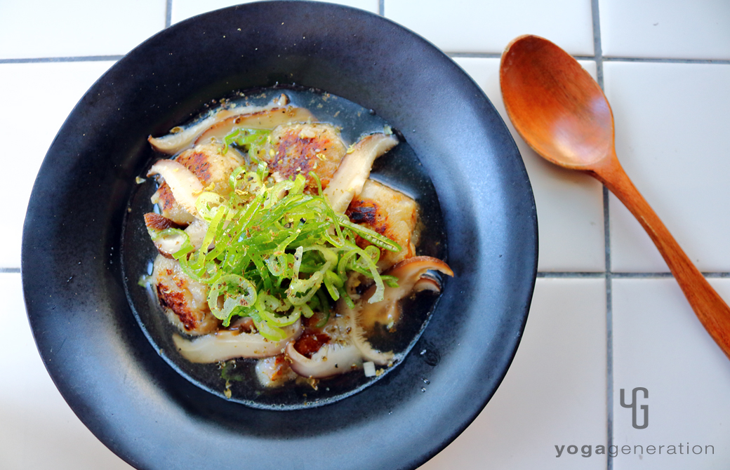 黒い器に盛りつけたおからレンコン団子で滋味スープ