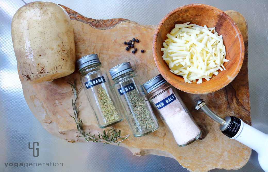 木製カットボードの上のレンコンやチーズなどの材料