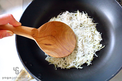 フライパンでレンコンを焼き付ける