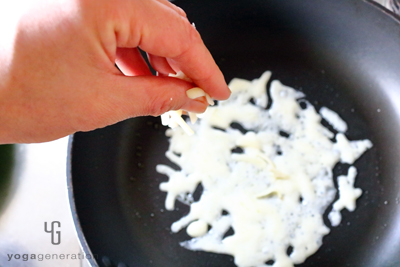 チーズを投入しているところ