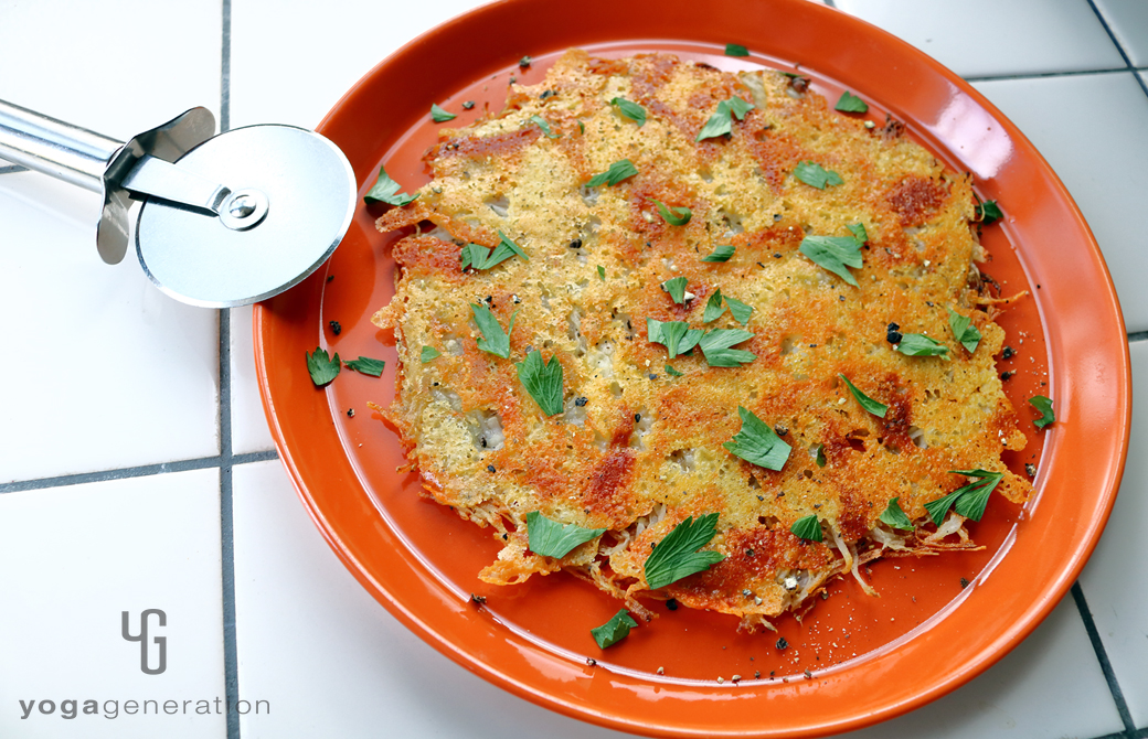 橙のお皿に盛りつけたハッシュ・ブラウン・レンコン