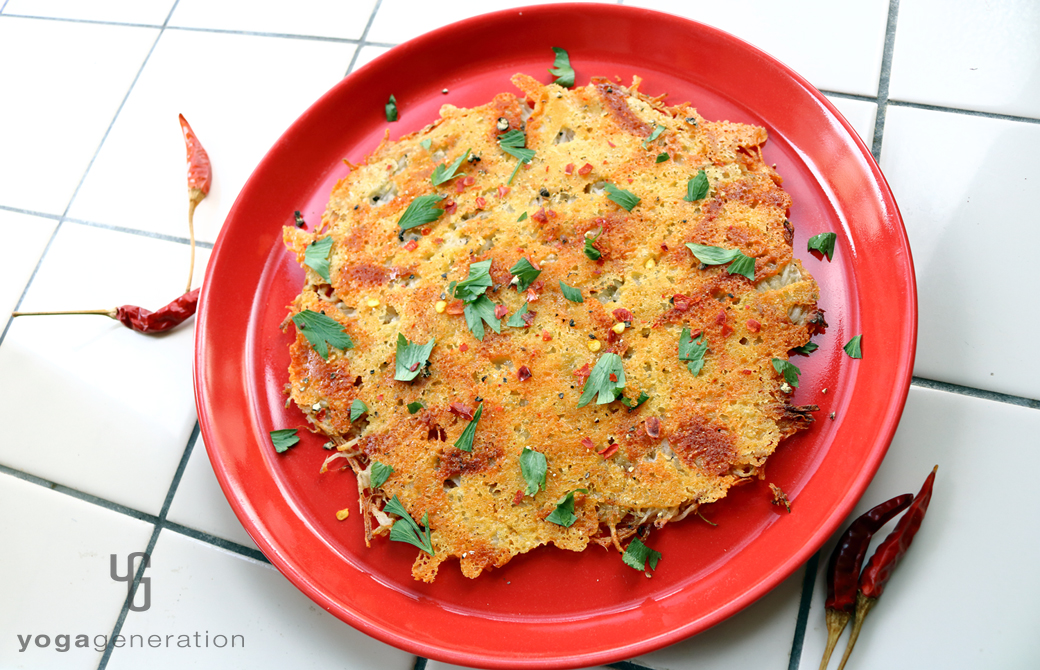 赤いお皿に盛りつけたハッシュ・ブラウン・レンコン