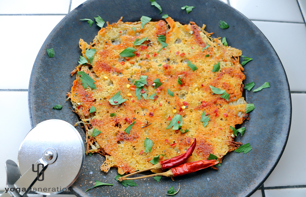 黒いお皿に盛りつけたハッシュ・ブラウン・レンコン