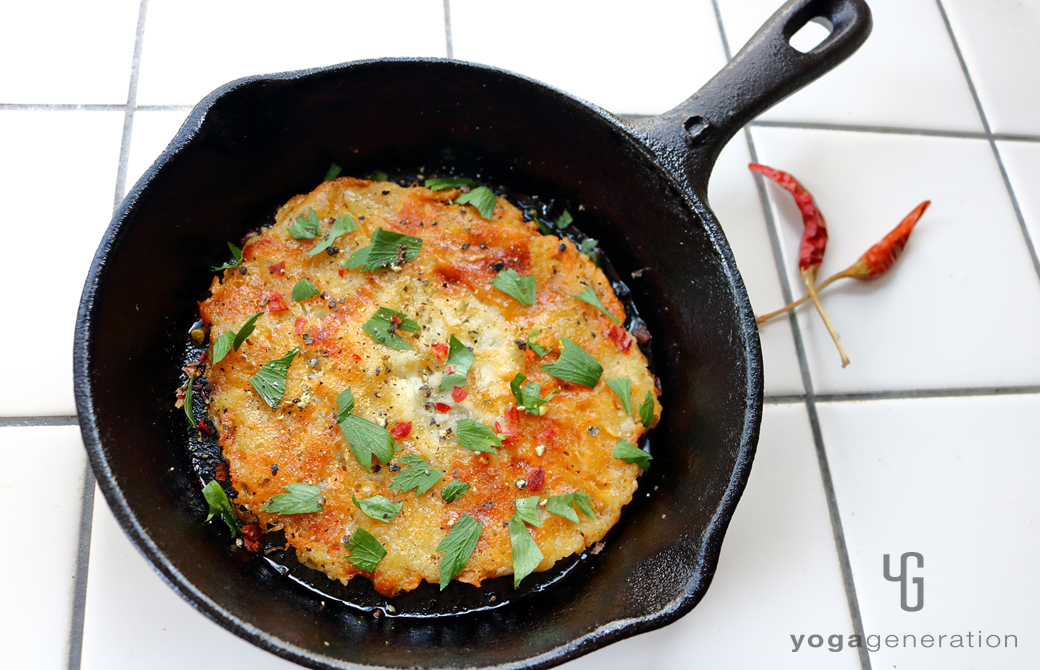 スキレットに盛りつけたハッシュ・ブラウン・レンコン