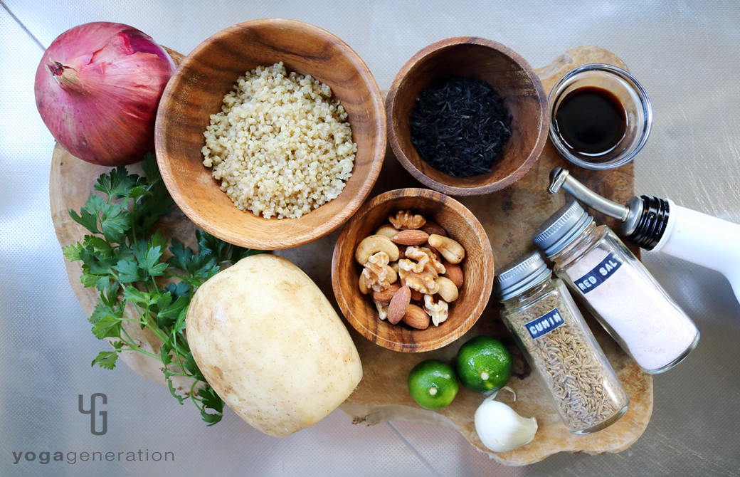 木製カットボードの上のレンコンやキヌア、ヒジキなどの材料