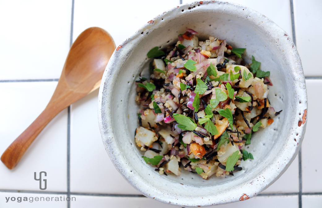 白い器に盛りつけたレンコンとキヌア、ヒジキのスパイシー・スーパーフードサラダ