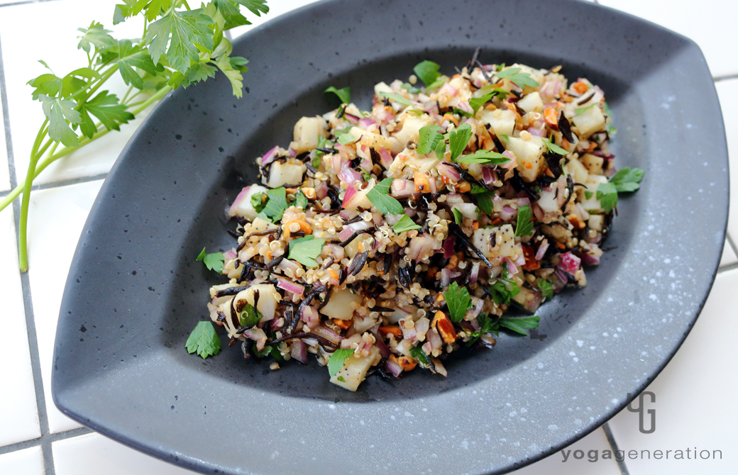黒い器に盛りつけたレンコンとキヌア、ヒジキのスパイシー・スーパーフードサラダ