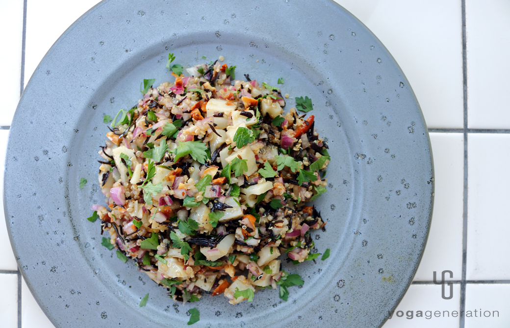 ブルーグレーの器に盛りつけたレンコンとキヌア、ヒジキのスパイシー・スーパーフードサラダ